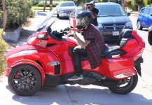 justin-bieber-takes-his-new-can-am-spyder-rt-s-for-a-ride-not-hells-angels_3.jpg