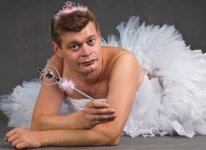 man-in-tutu4-390x285.jpg