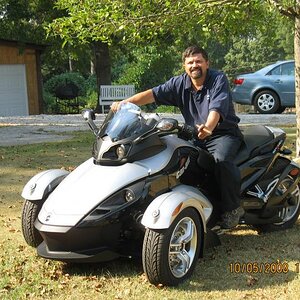 5 October 2008  Frank Ruiz and Clifford Kelly new Spyder 015.  Ruiz from Columbia South American