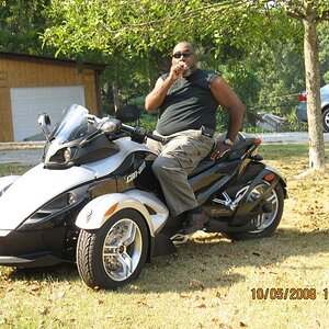 5 October 2008  Frank Ruiz and Clifford Kelly new Spyder 013.  Kelly on Spyder