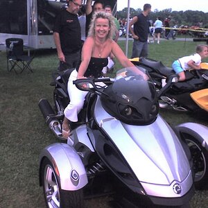 FIRST TIME SITTING ON A SPYDER LOWELL BIKE NIGHT 2