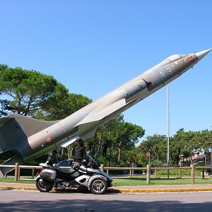 Airplane mounted on a post (50 points)
italy - lignano