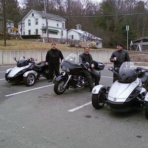 Mark(SpyderByter), Mike(Roaddog), and HDXBONES when we met in Thomaston, CT