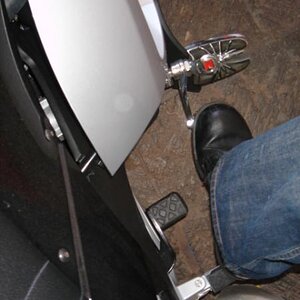 Footpeg, right side distance