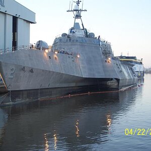 Navy's New style destroyer (tri-maran)