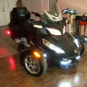 SpyderLights=A 11 27 10
Side view in my garage area for Spydee. All of the lighting mod descriptions are in the head-on shot (the dark one). Here you 