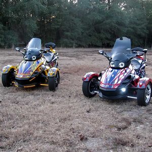 Frontal view of both Spyders