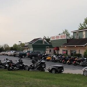 01   47 Spyders at the Route 66 Road House