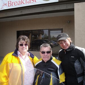 Alaska - Eagle Creek.  Linda Bartholomew, Dwayne Lee (akspyderman) and me.