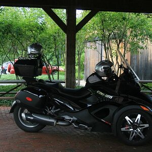 2011 07 30 Vermont Welcome Center, Spyder seeking shelter from rain