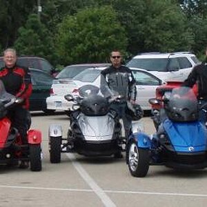 Hullihans, Dubuque, IA
L - R: Michelle, TLesky, Karen, JJW SpyderRider, jvicker, 3tracs, SpyderDeb