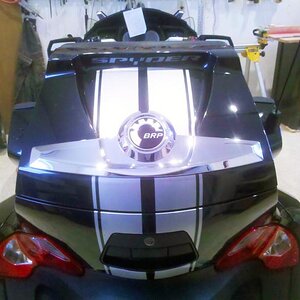 Rear bags with Spyder text in the center top.