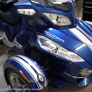 Front corner  spyder decal- This Orbital Blue RT looks great with the Silver metallic stripes.  Notice how the fender kit really finishes off the look