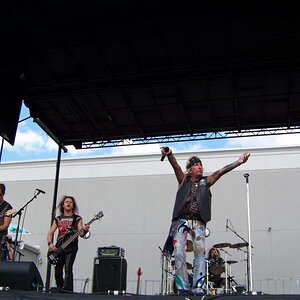 bikes, babes and music 032