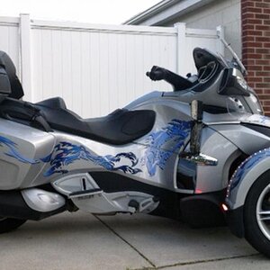 Nice side shot to show how the dragon flows down the side of the bike.