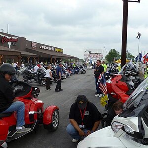 John from Elka (behind Spyder) making final adjustments on shocks
Also talking music the whole time.