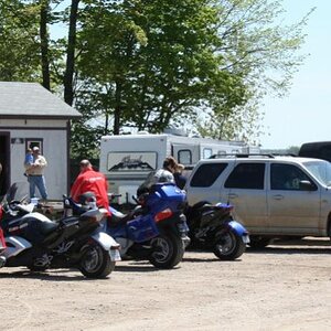 Dave, Dave, Deb (SpyderDeb), Mike heading in to eat.