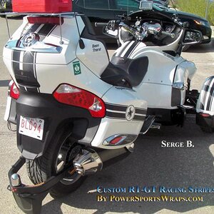 3M Carbon Fiber RT custom kit with matching saddle bag and fender stripes.  Great combo Serge!!