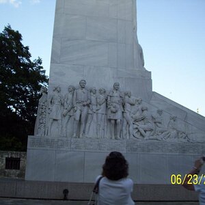 An obelisk near The Alamo