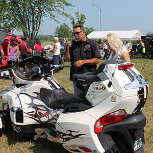 Lamont giving RTL advices to Debbie (they both have RTL).