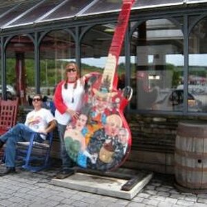 396855 4257368753051 1179619941 n (300x252)