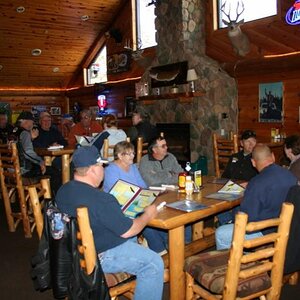 We took up 3 tables and who do we see at the fourth tabel bobbobtar and his wife, they were in town for a car show!