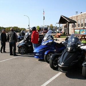 Doing what Spyderlovers do best...Oooo and Ahhhh over each others Spyders.