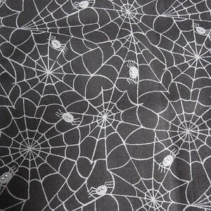 01 Spiders White On Black