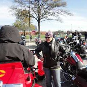 Heidy telling Cindy how to stay warm