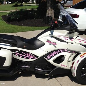 FlamingoBabe's Spyder ST-L custom graphics created just for Charlyne.  This is a great photo of the complete package.
What can we create for you?  Ema