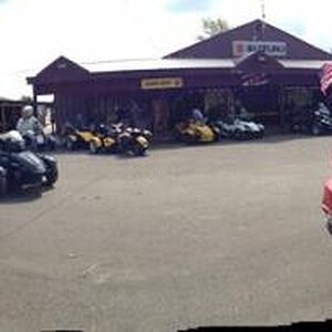 Look at all the Spyders...the paying customers at Caswell Cycle found it hard to park this morning!!