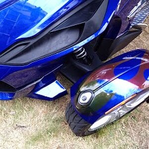 painting the flames on the bike3