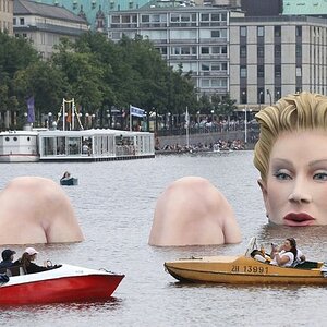 Bathing Blond, Hamburg