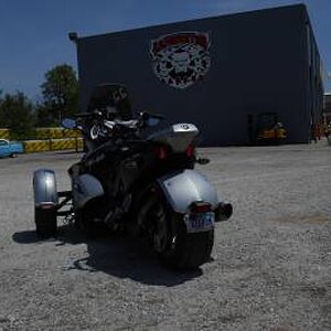 Lamont's Garage
(nice Pontiac)