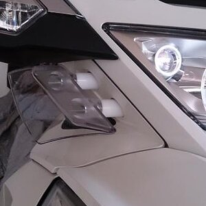 Extension spacer for the air deflector under the mirrors