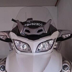 Extension spacer for the air deflector under the mirrors