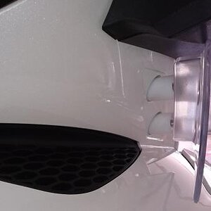 Extension spacer for the air deflector under the mirrors