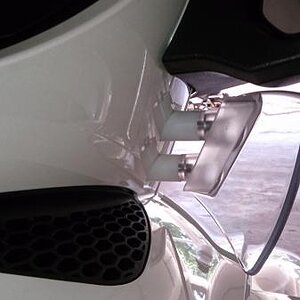 Extension spacer for the air deflector under the mirrors