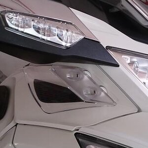 Extension spacer for the air deflector under the mirrors