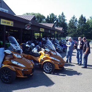 MN Spyderlovers group meet at Caswells to start the day.