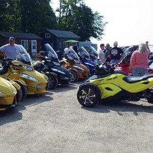 Met at the Flagship Inn for lunch - parking the Spyders......