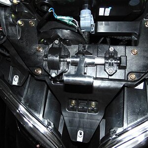 DSC00205
The new arm assembly installed.  Note the replaced screws holding down the plastic parts.