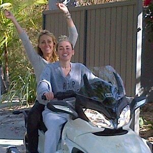 rs 560x415 131125122210 1024 Miley Cyrus Billy Ray Cyrus Tweet Bike DA 112513