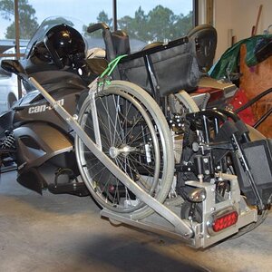 The lever on the outboard side is an over-center lock. The forks are cradled together just behind the added light.