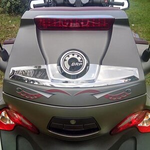 Cosmos Burgundy rear bag back bar on Spyder RT.