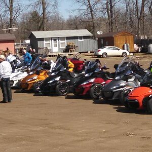 Great turn out of about 30 Spyders and their riders for our first "official" ride of 2015!