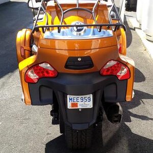 Added a second factory original antenna on the left rear to have two matching antennas. Only for looks