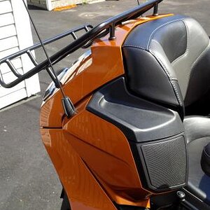 Added a second factory original antenna on the left rear to have two matching antennas. Only for looks