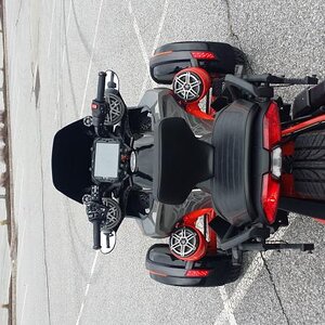 CAN'T SEEM TO TURN THIS PIC AROUND. 
FOUR 6.5 SPEAKERS.  ALWAYS RIGHT WITH MY LIGHT.