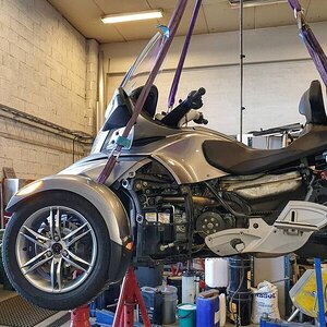 Oil change is easy when you can use the crane at work !